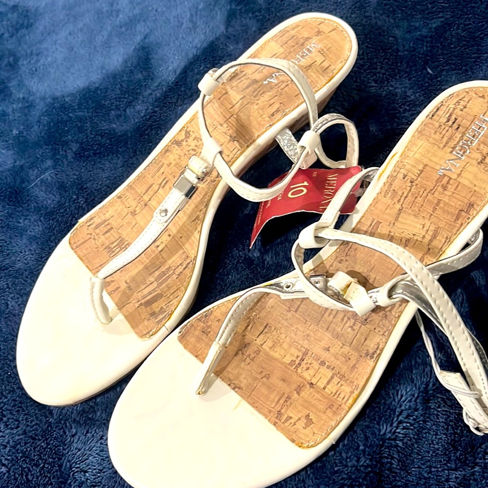 Low wedge white sandal